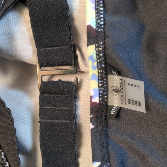 Cute Volcom bikini - Picture 4 of 4